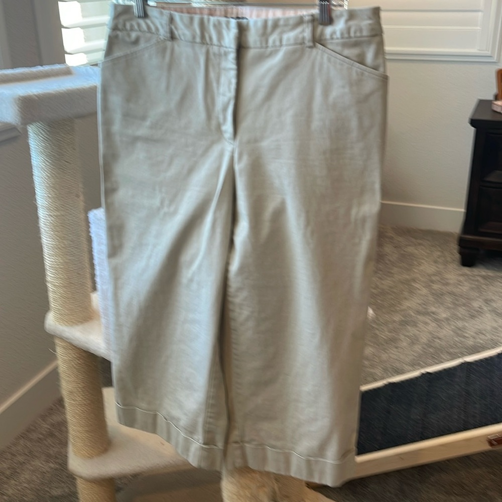 Women’s short pants with cuffs